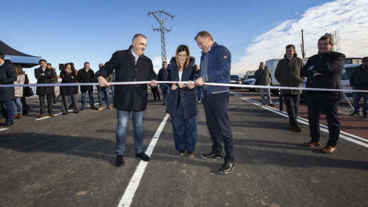 La presidenta del Gobierno de Cantabria, Mar&iacute;a Jos&eacute; S&aacute;enz de Buruaga, inaugura la carretera de acceso a La Florida por Labarces