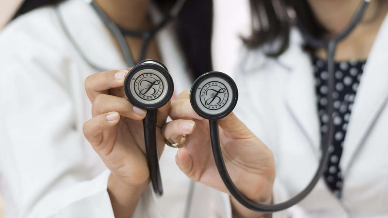 Un m&eacute;dico realiza una auscultaci&oacute;n