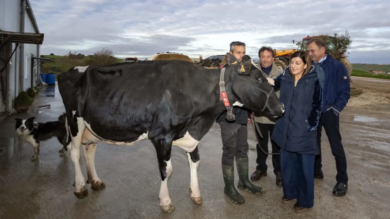 Mar&iacute;a Jos&eacute; S&aacute;enz de Buruaga visita la ganader&iacute;a SAT Cece&ntilde;o