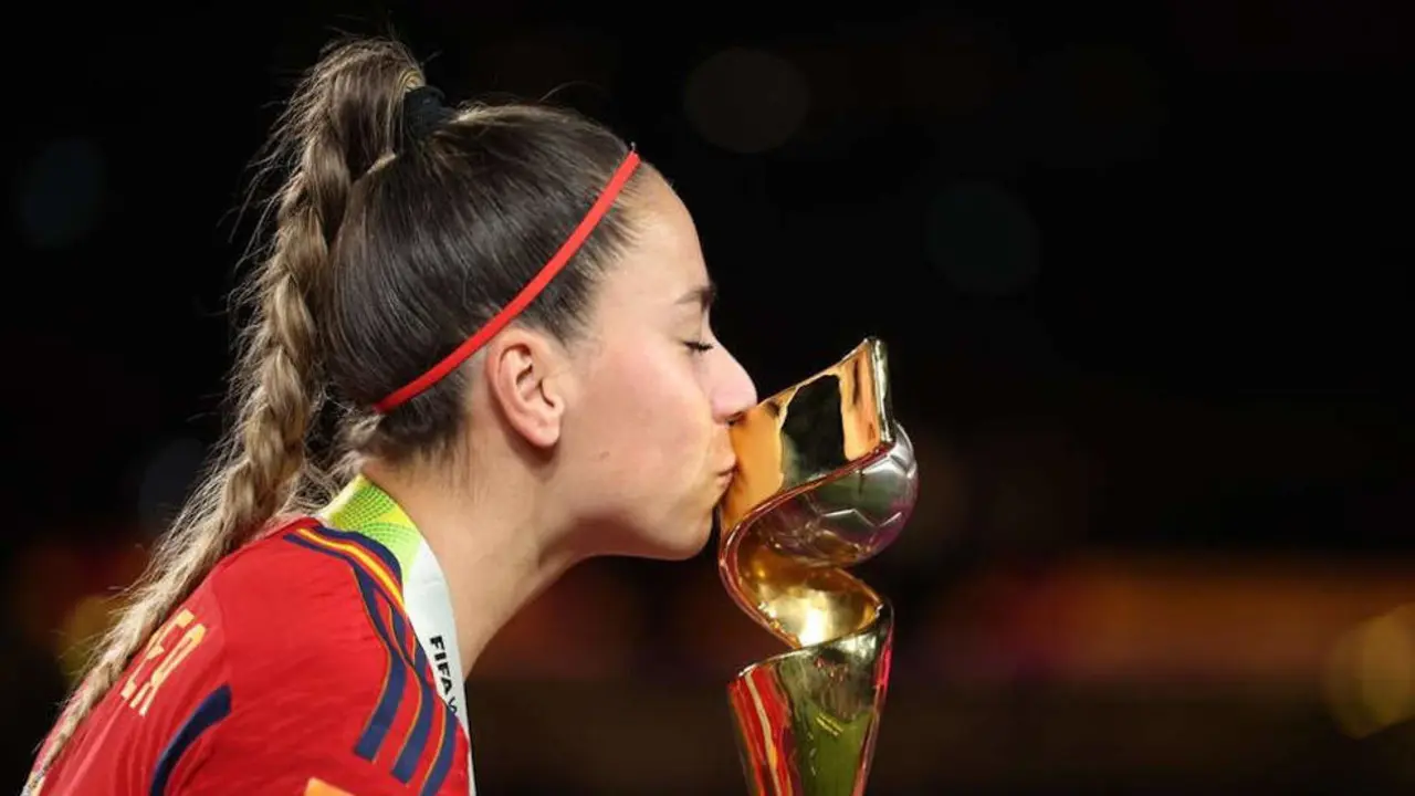 Athenea del Castillo besa la Copa del Mundo