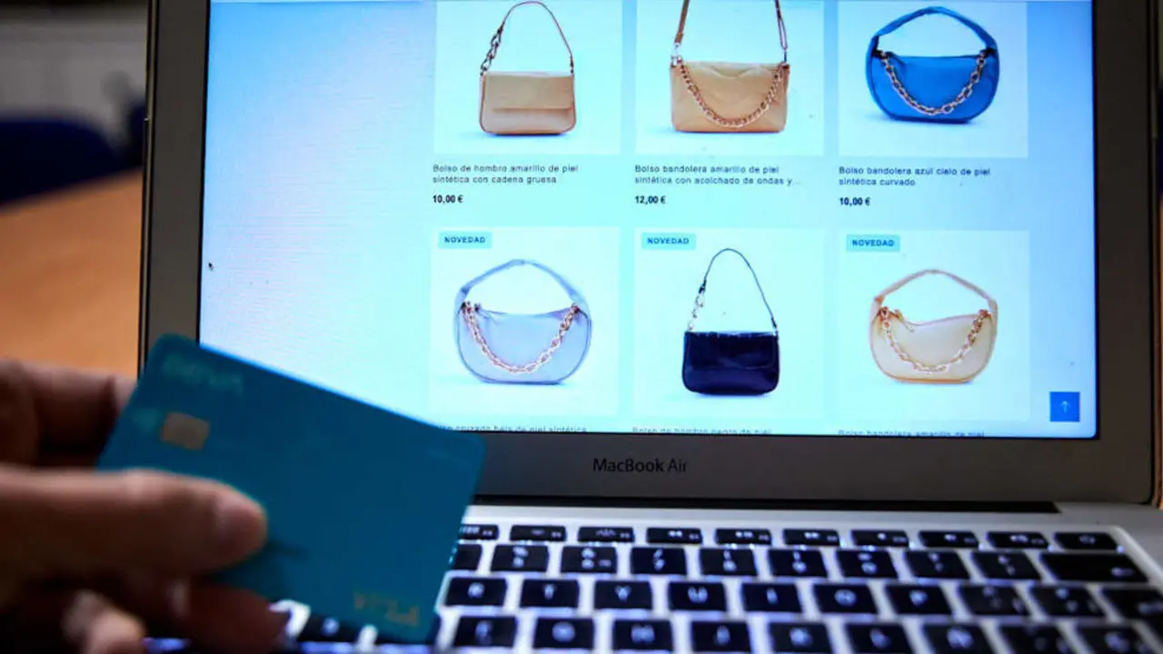 Una persona compra con su tarjeta de cr&eacute;dito