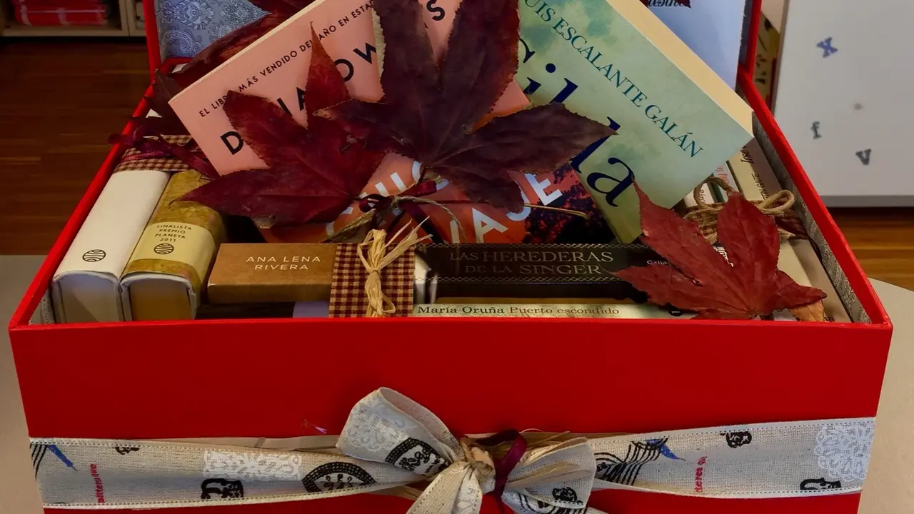 Cesta de libros sorteada por el Ayuntamiento de Pi&eacute;lagos