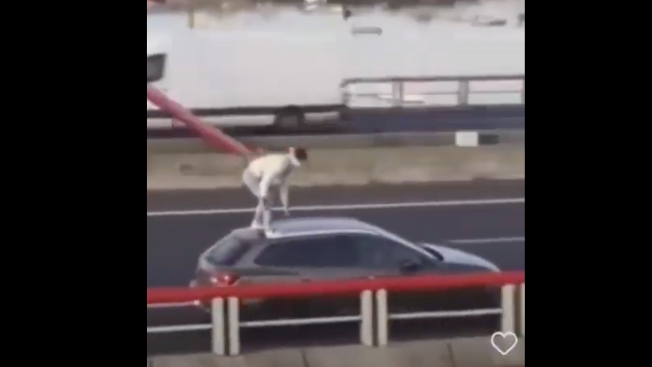Un joven salta al mar desde el techo de un coche en la autov&iacute;a a la altura de Colindres