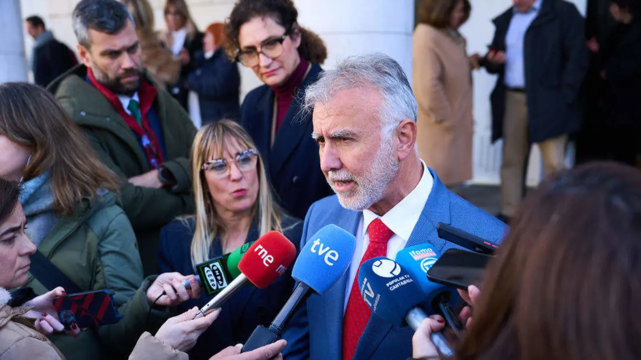 El ministro de Pol&iacute;tica Territorial, &Aacute;ngel V&iacute;ctor Torres, atiende a los medios de comunicaci&oacute;n tras la toma de posesi&oacute;n de la nueva delegada del Gobierno en Cantabria, Eugenia G&oacute;mez de Diego