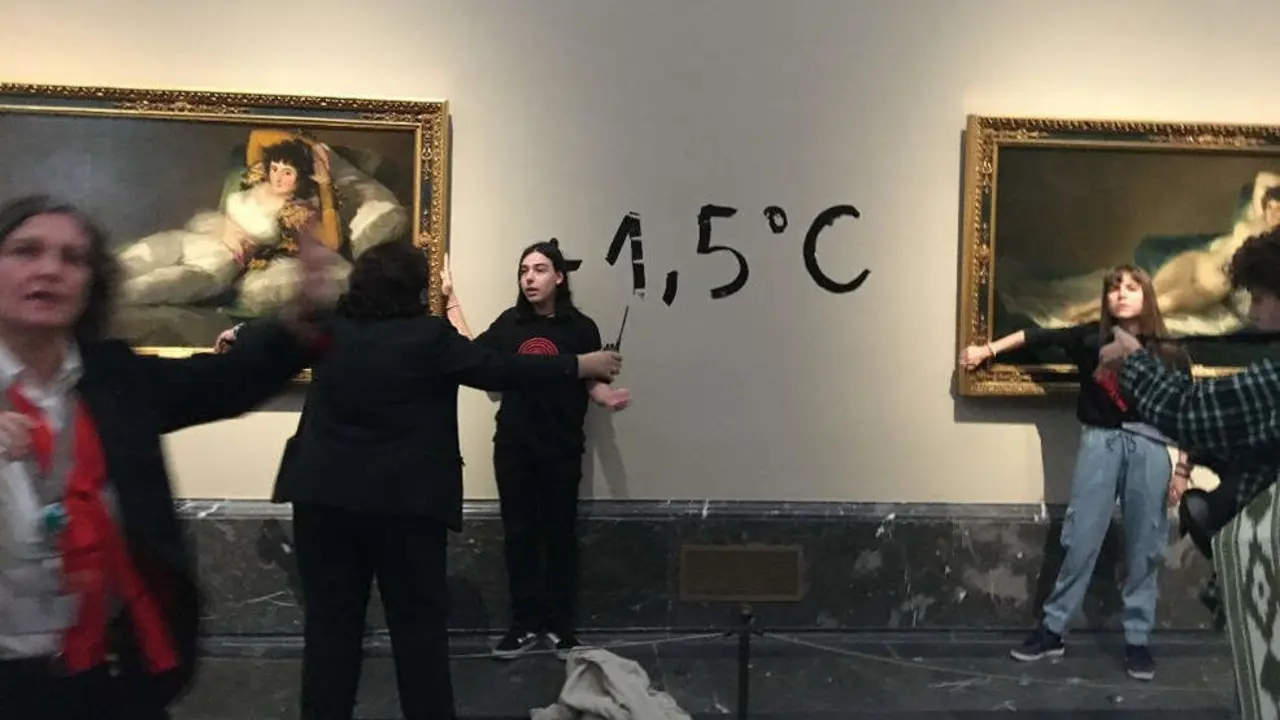 Activistas ecol&oacute;gicas se pegan al marco de los cuadros de 'Las Majas' de Goya en el Museo del Prado