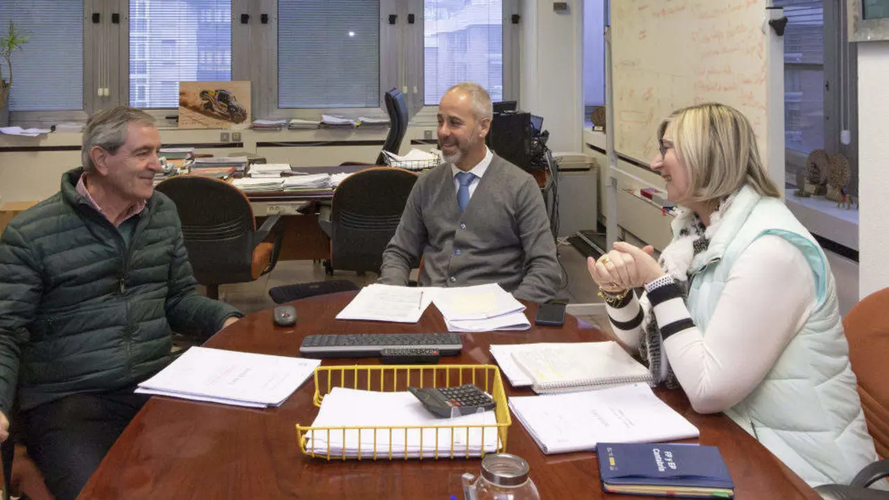 El consejero de Educaci&oacute;n, Formaci&oacute;n Profesional y Universidades, Sergio Silva, se re&uacute;ne con el alcalde de Suances, Andr&eacute;s Ruiz Moya