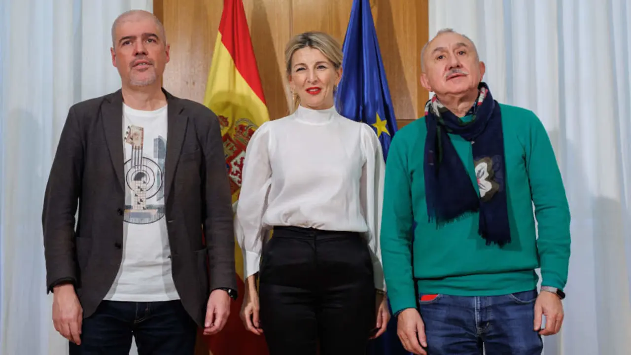 El secretario general de CCOO, Unai Sordo; la vicepresidenta segunda y ministra de Trabajo y Econom&iacute;a Social, Yolanda D&iacute;az y el secretario general de UGT, Pepe &Aacute;lvarez