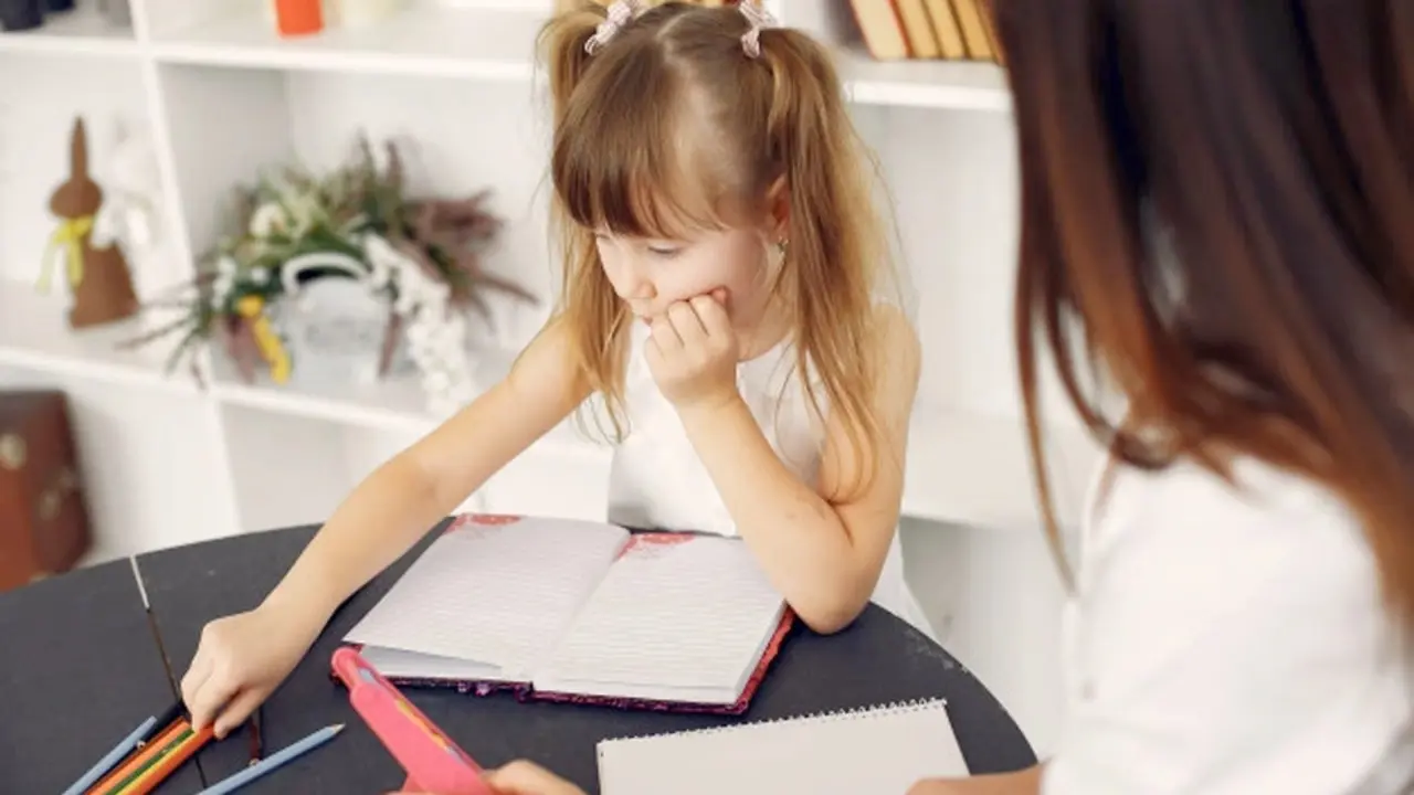 Una ni&ntilde;a haciendo los deberes