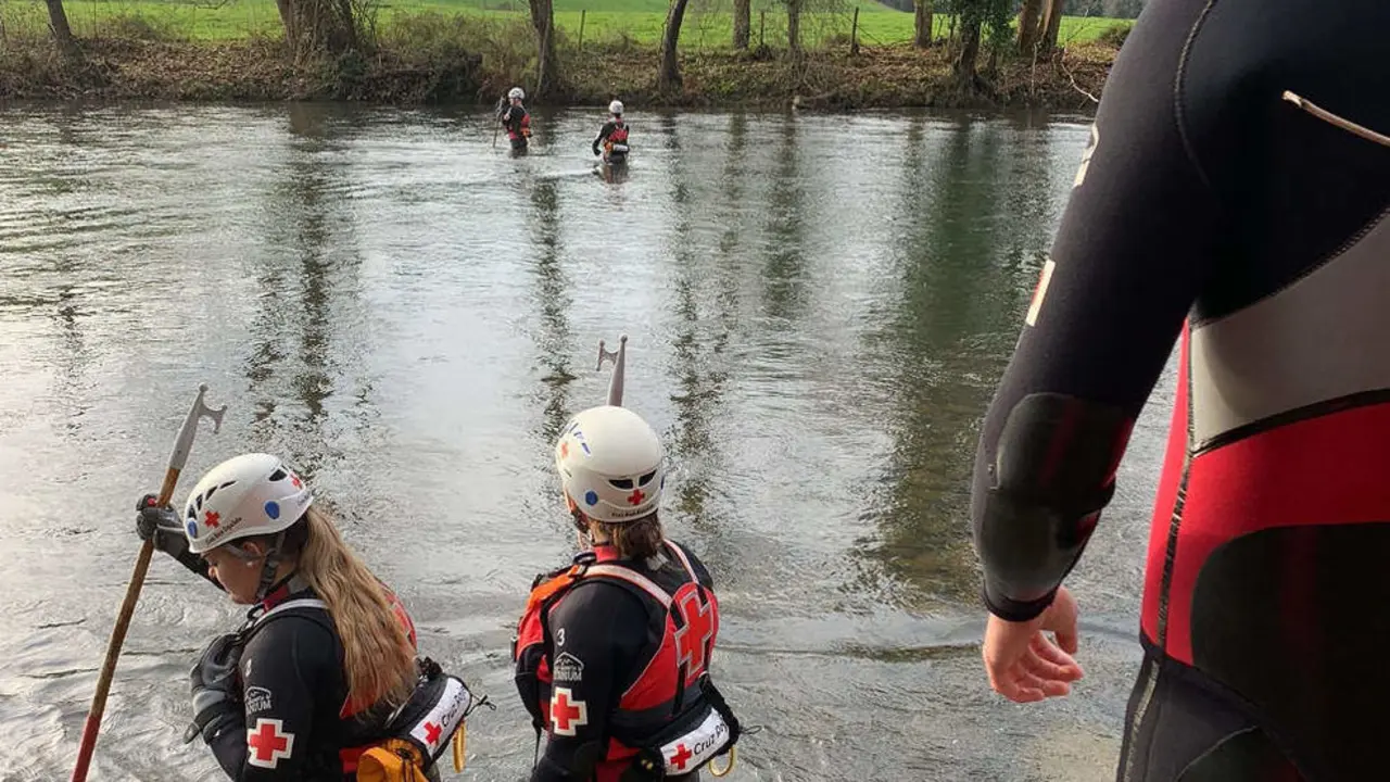Miembros de Cruz Roja buscan en el r&iacute;o al hombre de 82 a&ntilde;os desaparecido