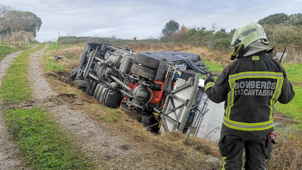 Cami&oacute;n volcado en el barrio de Trasierra | Foto- 112 Cantabria