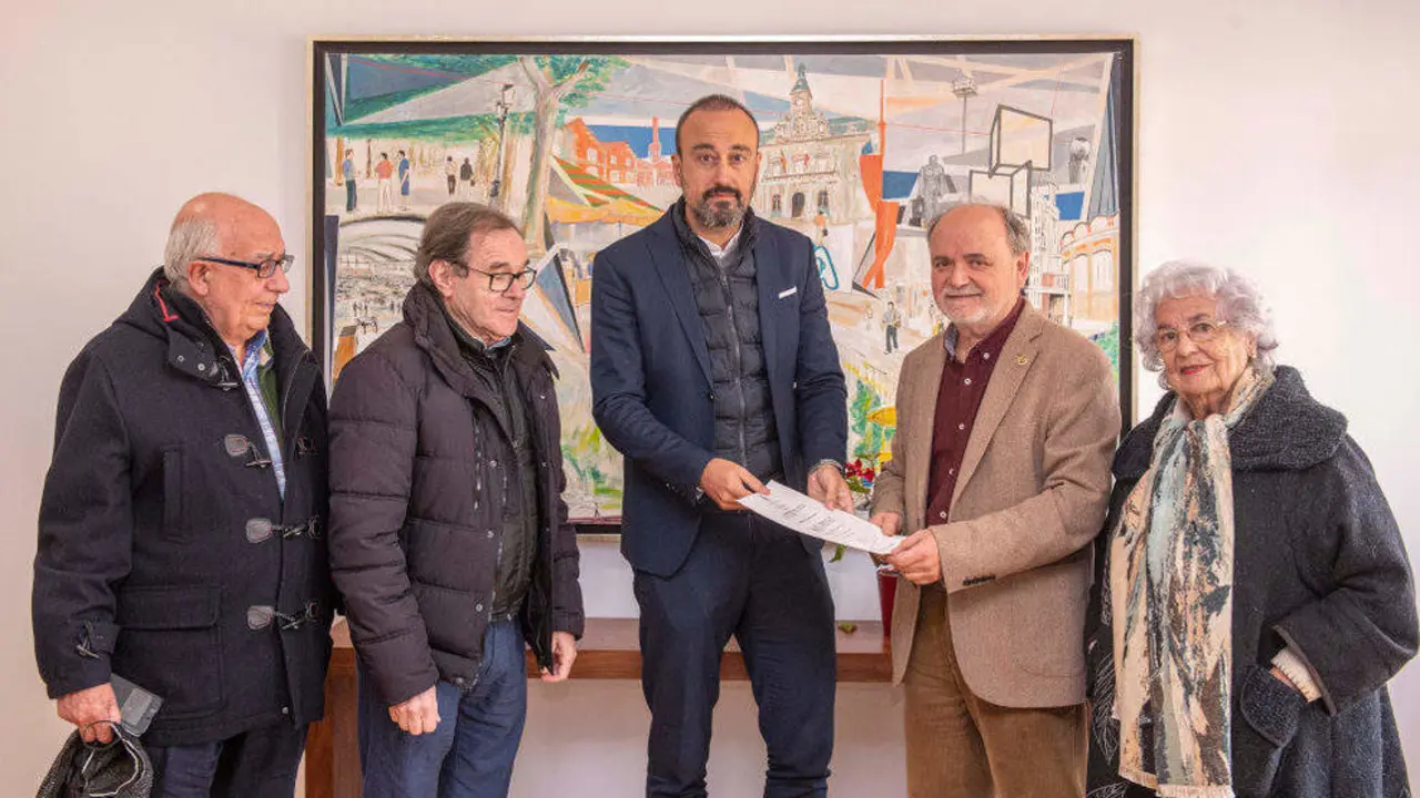 El alcalde de Torrelavega, Javier L&oacute;pez Estrada, traslada a la Junta Directiva de la Sociedad Coral de Torrelavega la carta en la que Casa Real acepta presidir el Comit&eacute; de Honor del centenario de la agrupaci&oacute;n