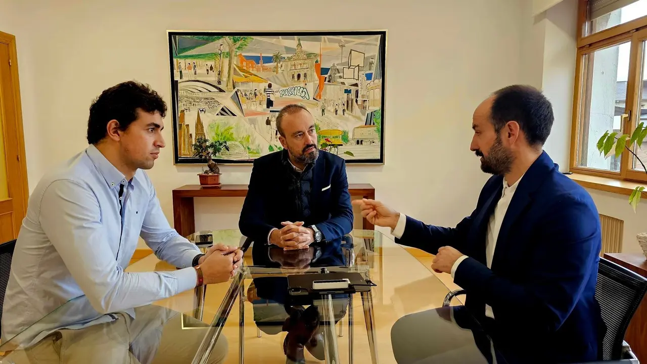 El doctor Jos&eacute; Mar&iacute;a Gonz&aacute;lez Ruiz se re&uacute;ne con el alcalde de Torrelavega, Javier L&oacute;pez Estrada, y con el concejal de Deportes y Juventud, Nacho Gonz&aacute;lez