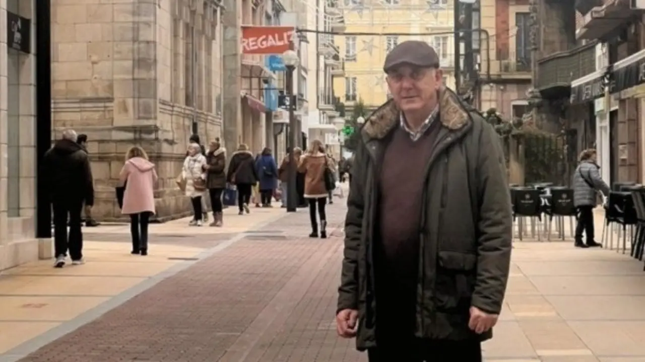 El concejal del PP Francisco Trueba en la calle M&aacute;rtires