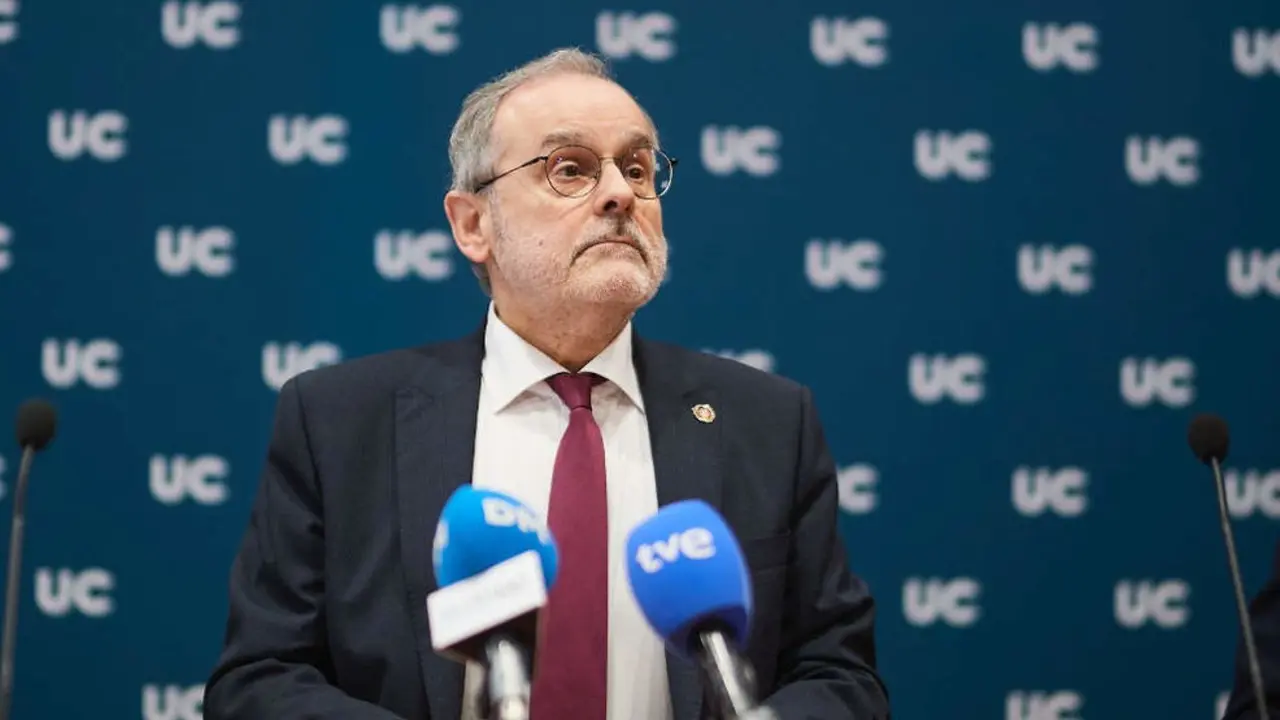 El rector de la Universidad de Cantabria, &Aacute;ngel Pazos, en la rueda de prensa de este jueves