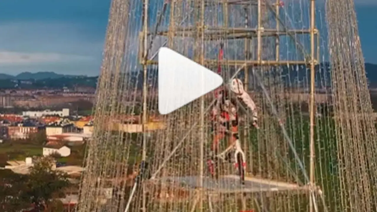 Ra&uacute;l Guti&eacute;rrez en lo alto del &aacute;rbol de Navidad de Cartes