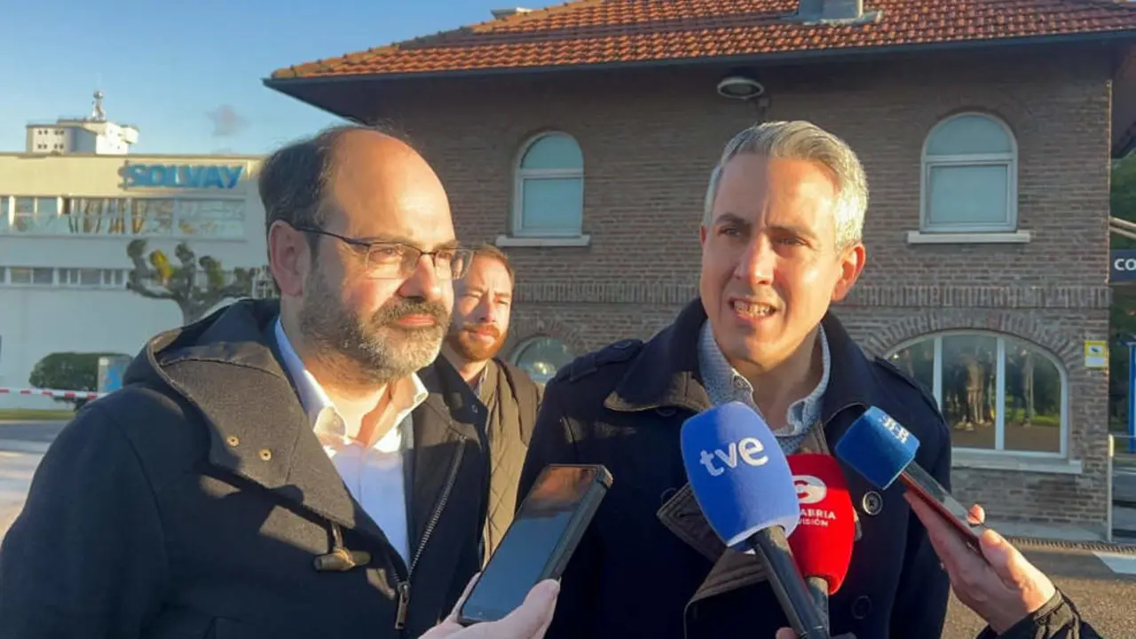 El secretario general del PSOE de Cantabria, Pablo Zuloaga, y su hom&oacute;logo en Torrelavega, Jos&eacute; Luis Urraca, en Solvay