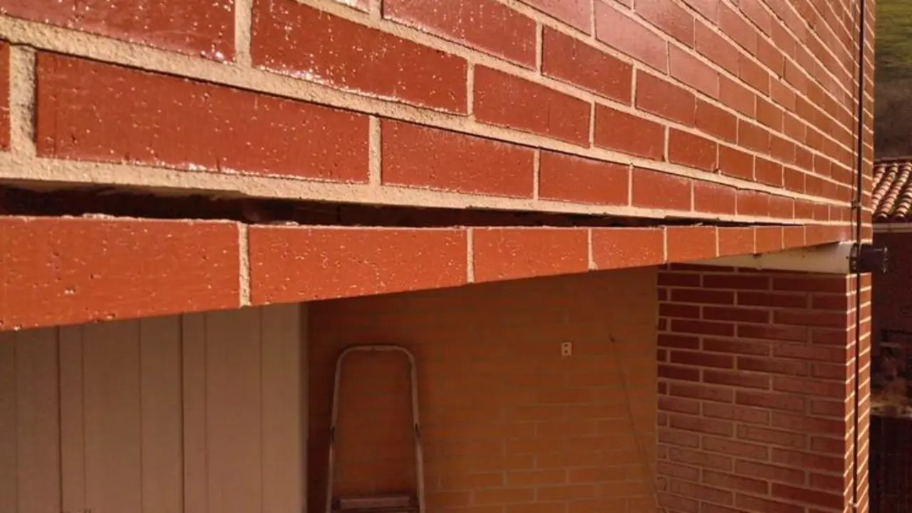  Se desprende sobre la calle parte del balc&oacute;n de una vivienda de Unquera