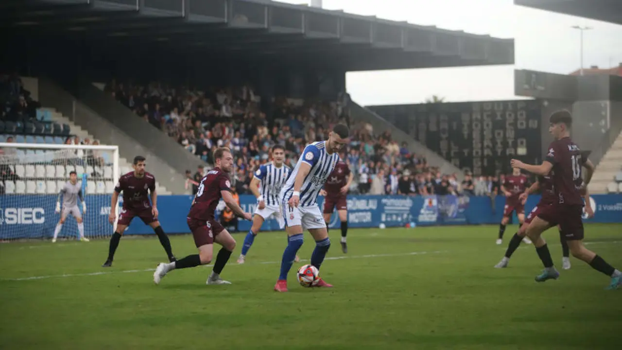 Javi Delgado en el partido ante el Real Avil&eacute;s | Foto- N&eacute;stor Revuelta