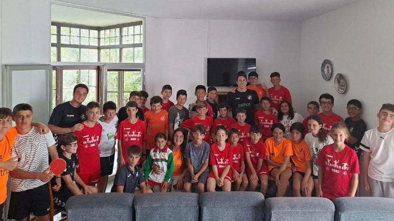 Foto de familia de la pasada edici&oacute;n del campus | Foto- BM Torrelavega