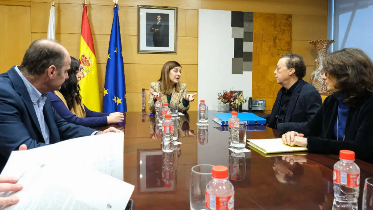La presidenta del Gobierno de Cantabria, Mar&iacute;a Jos&eacute; S&aacute;enz de Buruaga, con representantes de la Asociaci&oacute;n C&aacute;ntabra de Afectados por la Ley de Costas