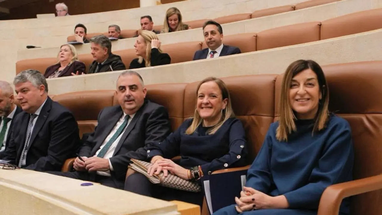 La presidenta de Cantabria, Mar&iacute;a Jos&eacute; S&aacute;enz de Buruaga, y los consejeros y miembros del Grupo Popular en el Pleno de debate de los Presupuestos de 2024
