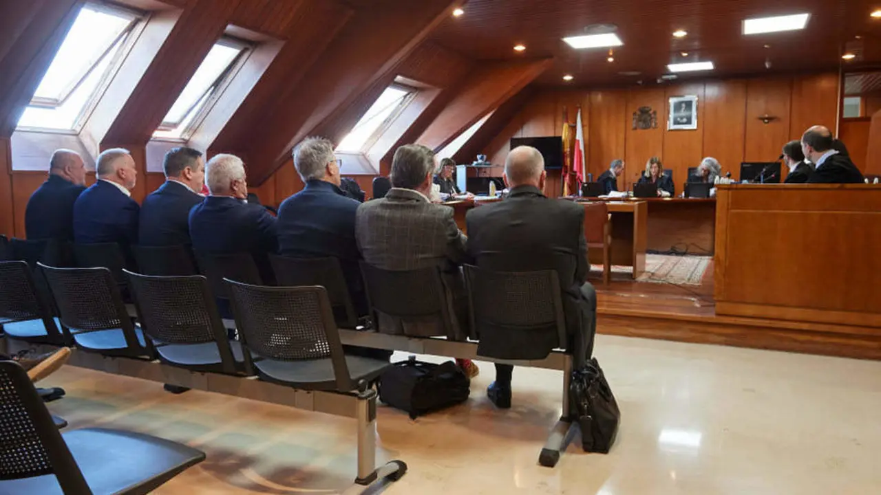 Los siete exdirectivos de B3 Cable, durante el juicio en la Audiencia Provincial de Cantabria