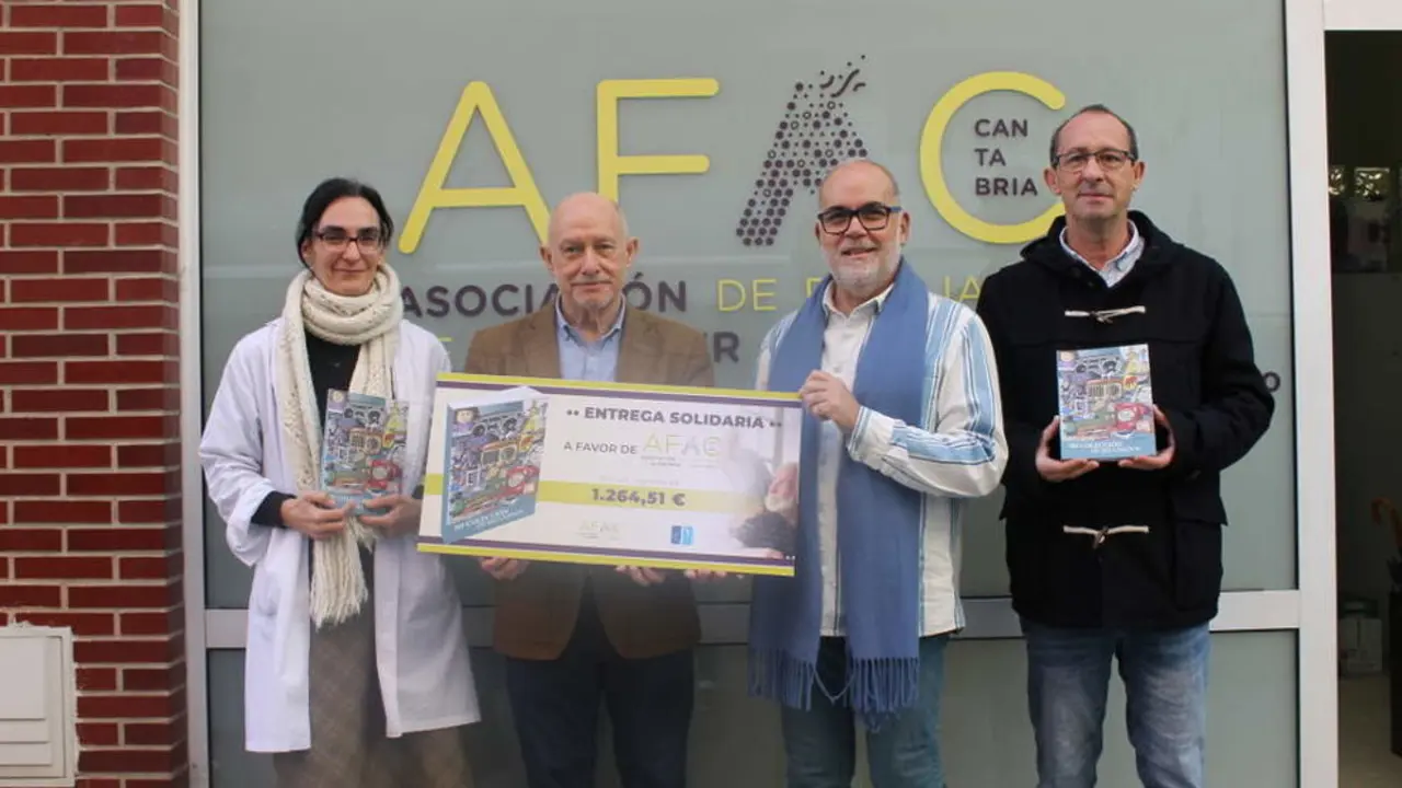 La vicepresidenta de AFAC, M&oacute;nica P&eacute;rez; el editor del libro, Luis Barqu&iacute;n; el presidente de la Asociaci&oacute;n, Luis Saiz; y el autor de 'Mi colecci&oacute;n de recuerdos', Paco Pis, durante la entrega solidaria