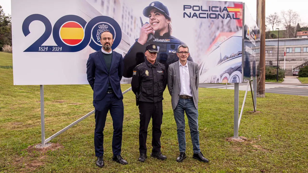 Panel colocado a la entrada de Torrelavega por el bicentenario de la Polic&iacute;a Nacional