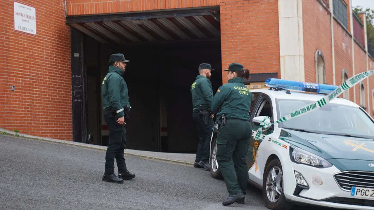 Agentes de la Guardia Civil en Castro Urdiales, donde ha aparecido una mujer muerta con signos de violencia y sus dos hijos menores, de 15 y 13 a&ntilde;os, estar&iacute;an involucrados en los hechos