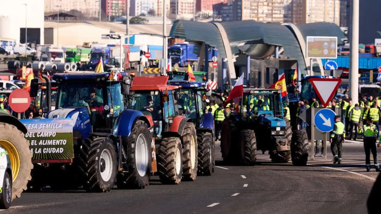 Concentraci&oacute;n de agricultores y ganaderos a la entrada del Puerto de Santander