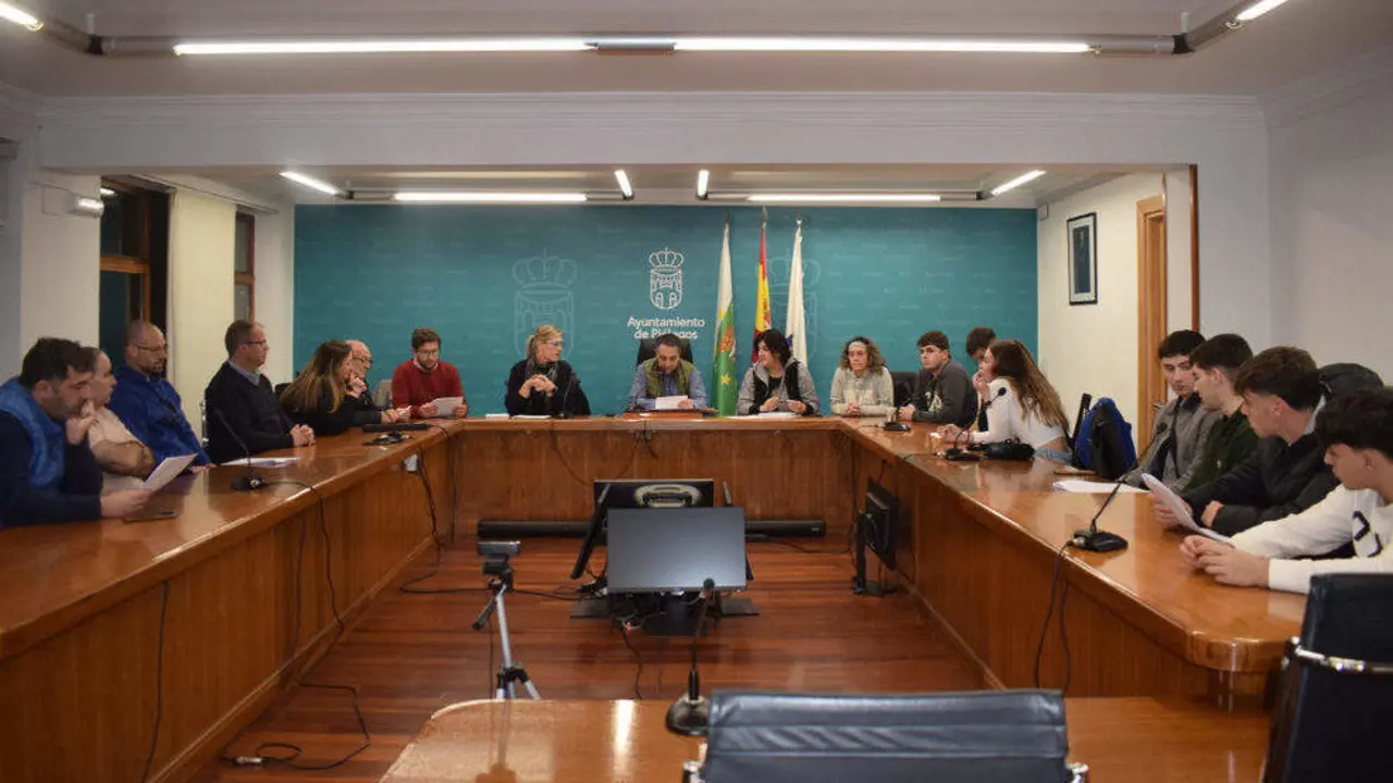 El alcalde de Pi&eacute;lagos, Carlos Caram&eacute;s, presenta a j&oacute;venes del municipio el borrador de bases de las pe&ntilde;as