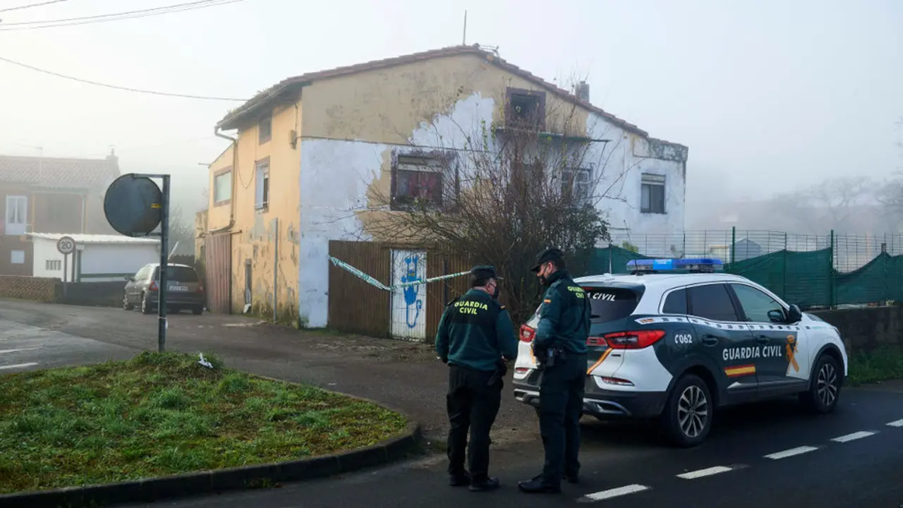 Guardias civiles en la vivienda donde resid&iacute;an una mujer y su hija asesinadas presuntamente por su expareja y padre, a 18 de diciembre de 2021, en Lia&ntilde;o