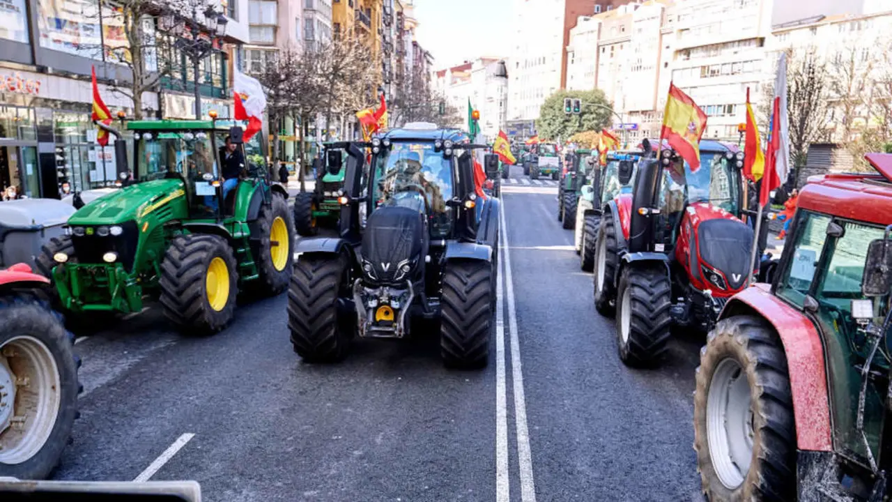Manifestantes y tractores, con pancartas y banderas de Espa&ntilde;a, en una marcha hacia la Plaza de Correos, en Santander