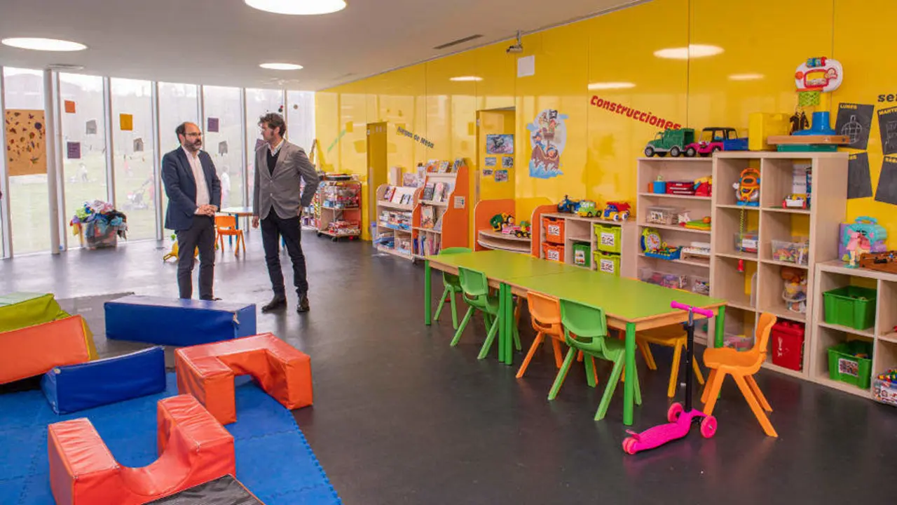 El primer teniente de alcalde, Jos&eacute; Luis Urraca, y el concejal de Bienestar Social, Alberto Rubio, en la Ludoteca Municipal 'Trastolillo'