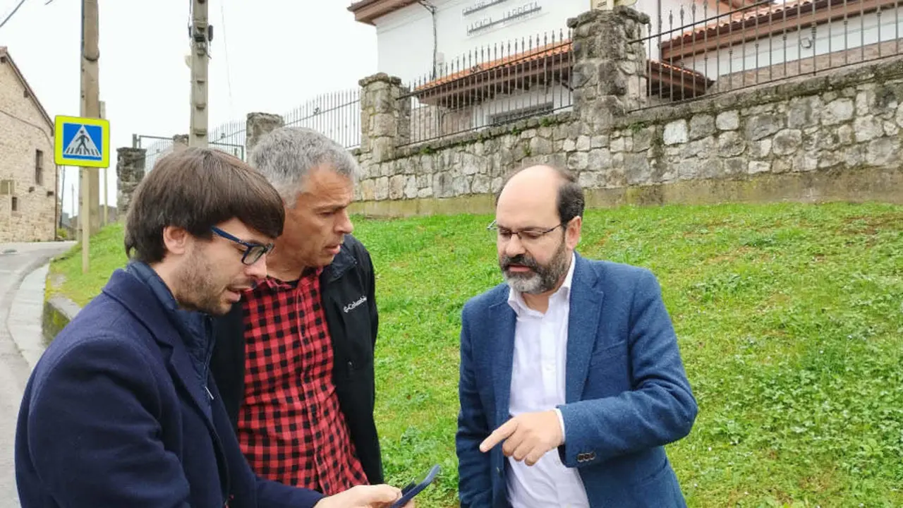 El concejal de Obras, Jos&eacute; Luis Urraca, y el ped&aacute;neo de Vi&eacute;rnoles, Eduardo Trueba