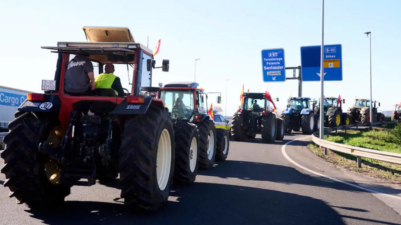 Tractores durante una manifestaci&oacute;n en Cantabria