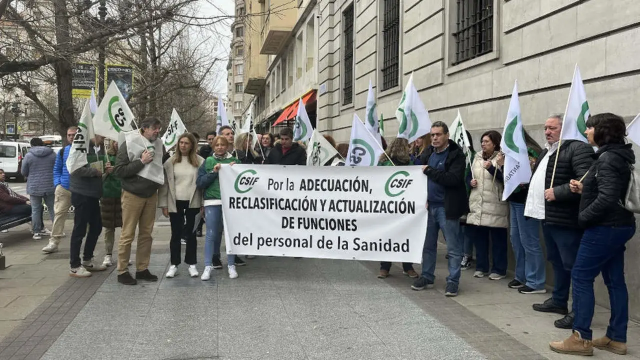 Protesta de CSIF en Santander para exigir la actualizaci&oacute;n de funciones de los sanitarios