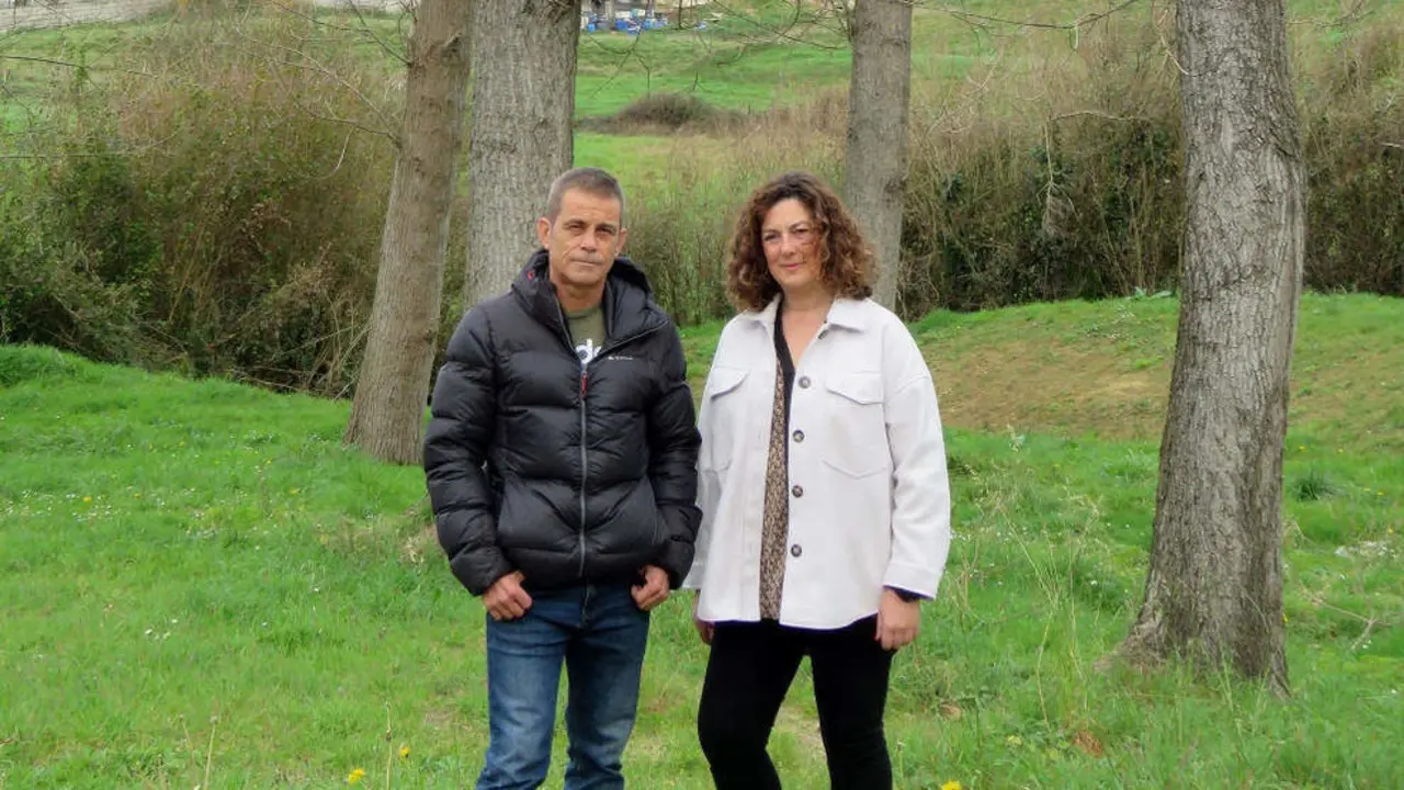 La concejala de Medio Ambiente de Suances, Ana Santiago, y el presidente de la Asociaci&oacute;n Proyecto R&iacute;a San Mart&iacute;n, Abel Ojugas, visitan el parque de El Espada&ntilde;al, donde se han instalado cajas nido para las aves nocturnas aut&oacute;ctonas