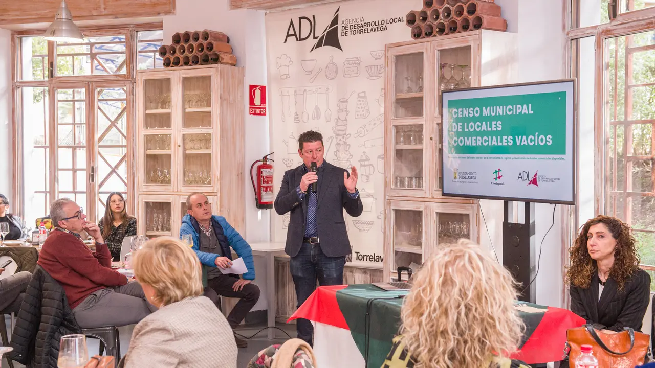 El concejal Jes&uacute;s S&aacute;nchez da a conocer a las inmobiliarias el nuevo portal web sobre locales vac&iacute;os