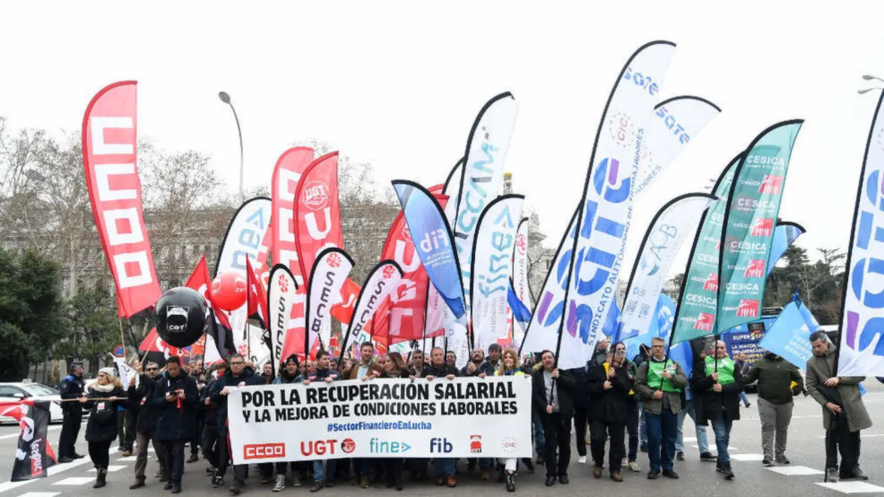 Empleados de banca durante una manifestaci&oacute;n para exigir mejores salarios