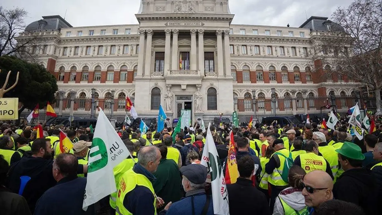 Decenas de agricultores protestan frente al Ministerio de Agricultura durante la decimosexta jornada de protestas de los tractores en las carreteras espa&ntilde;olas