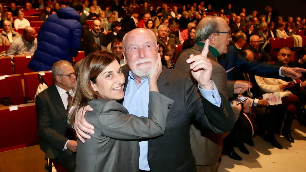 Buruaga, en el acto de nombramiento, a t&iacute;tulo p&oacute;stumo, de Gema D&iacute;az Villegas como hija predilecta de Pi&eacute;lagos