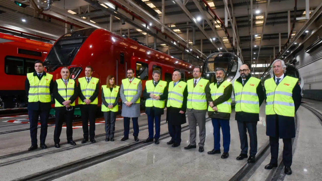 Foto de familia de los asistentes a la presentaci&oacute;n del inicio de la fabricaci&oacute;n de los nuevos trenes de ancho m&eacute;trico de Renfe