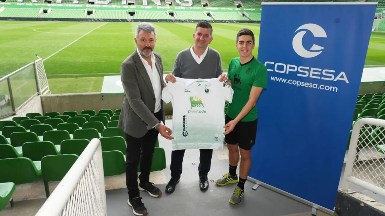 De izquierda a derecha, V&iacute;ctor Diego (director de Relaciones Institucionales y Deportivas del Real Racing Club), &Oacute;scar San Emeterio (vicepresidente de COPSESA) e &Iacute;&ntilde;igo, capit&aacute;n del primer equipo verdiblanco, posan en Los Campos de Sport