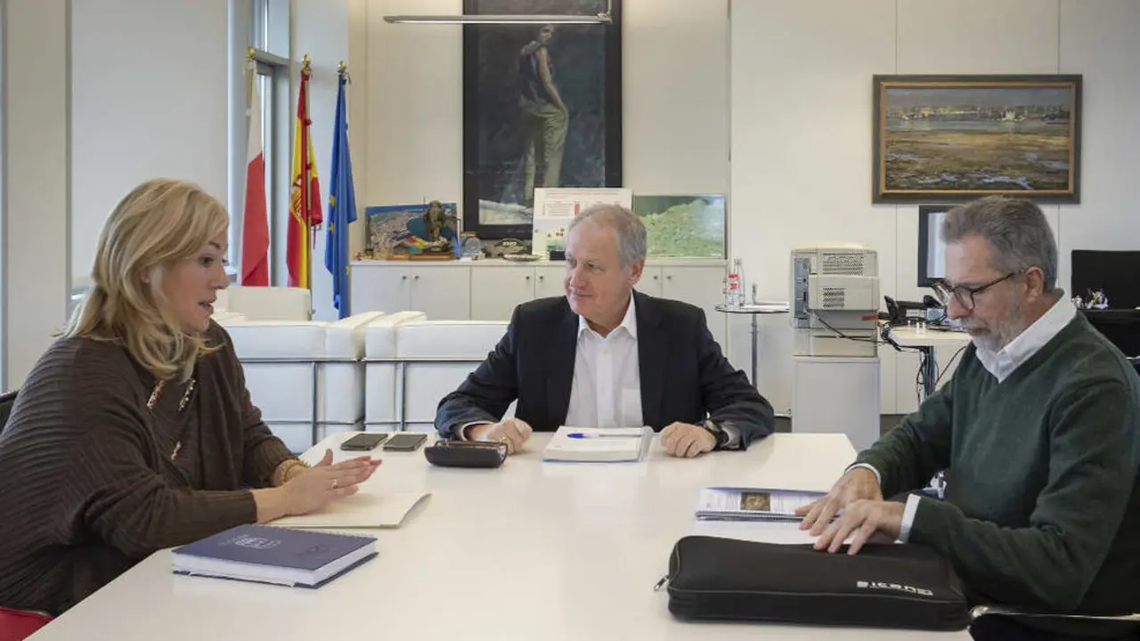 El consejero de Industria, Eduardo Arasti, se re&uacute;ne con la alcaldesa de Polanco, Rosa D&iacute;az