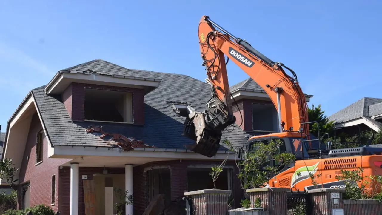 Demolici&oacute;n de viviendas con sentencias de derribo en Cerrias