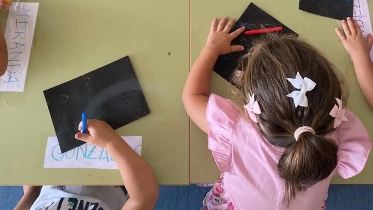 Ni&ntilde;os en una ludoteca