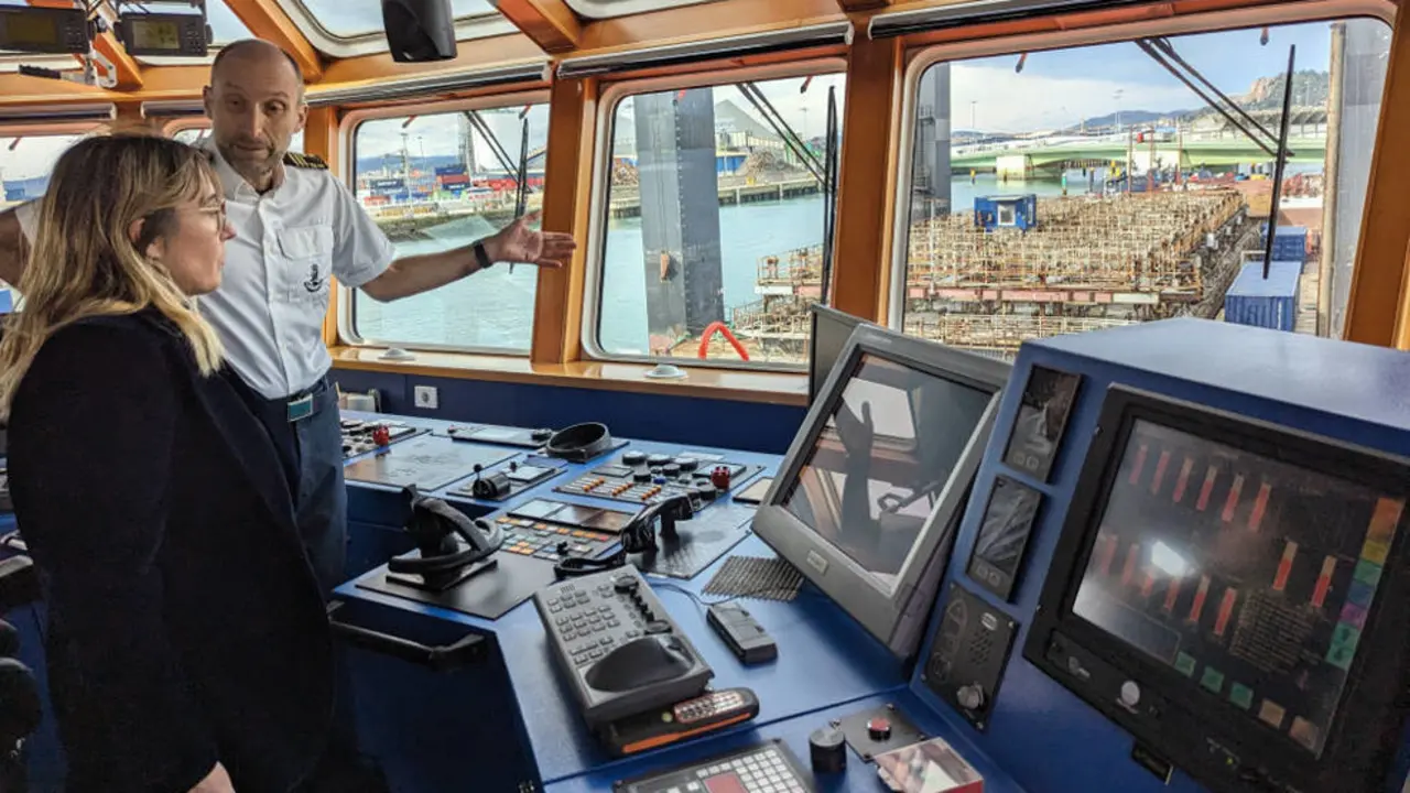 La delegada del Gobierno en Cantabria, Eugenia G&oacute;mez de Diego, visita el buque Mar&iacute;a de Maeztu de Salvamento Mar&iacute;timo