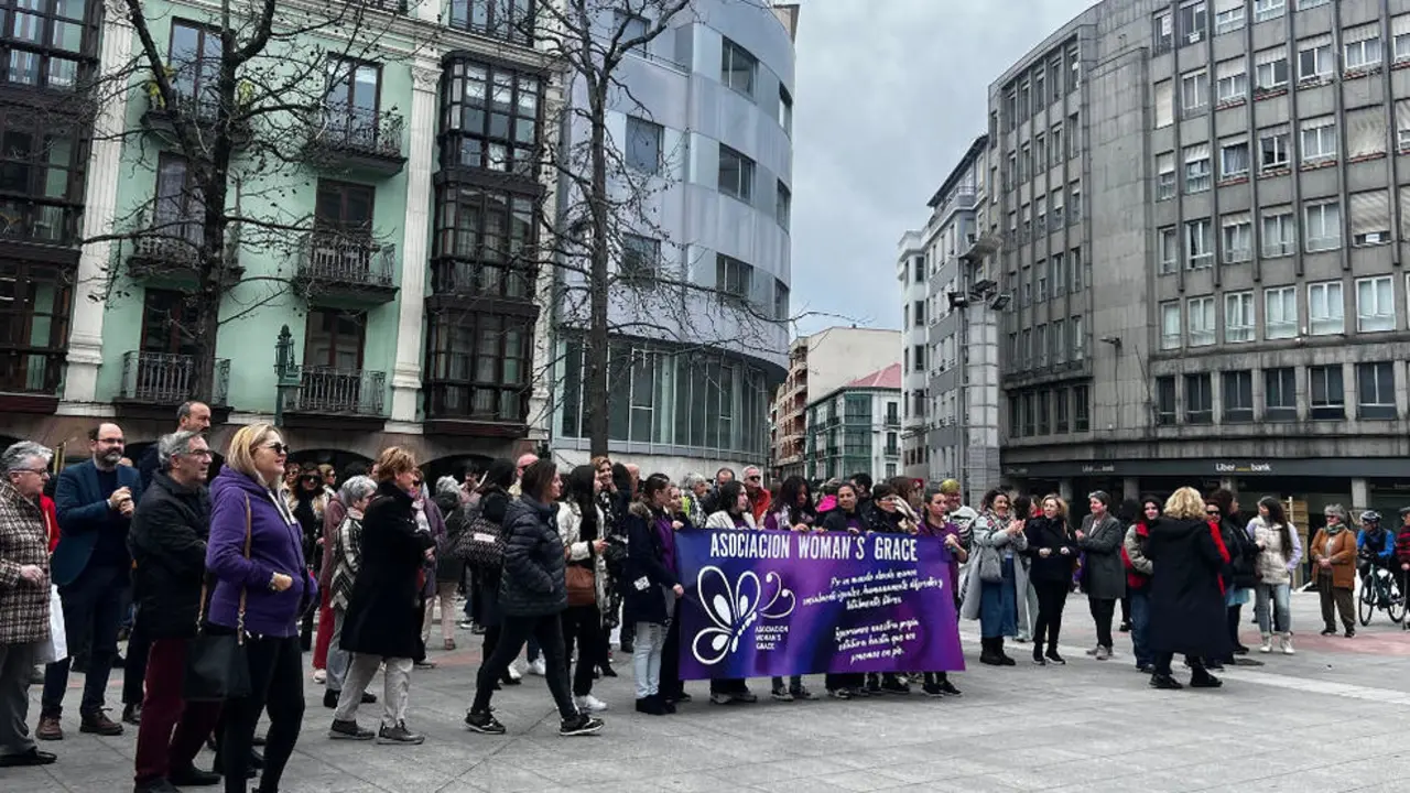 Decenas de personas se suman a las proclamas feministas en Torrelavega Nosotras s&iacute; somos manada