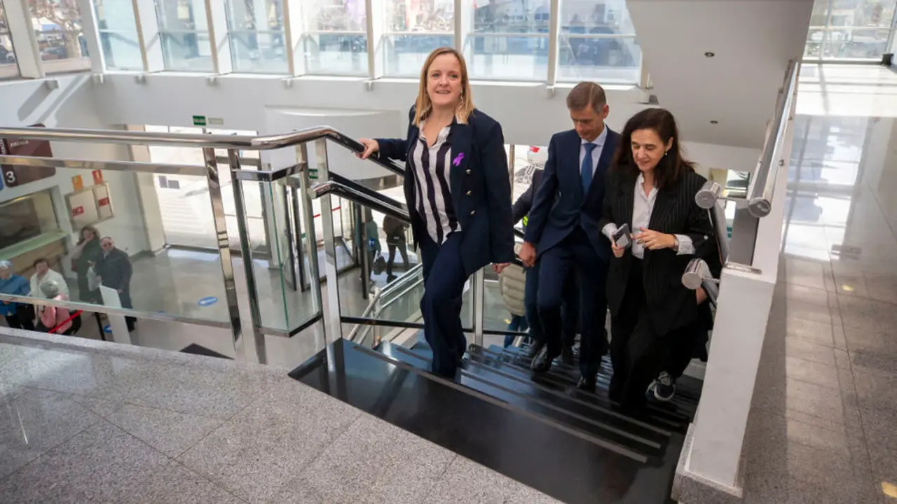 La consejera de Presidencia, Isabel Urrutia, visita los juzgados de Torrelavega